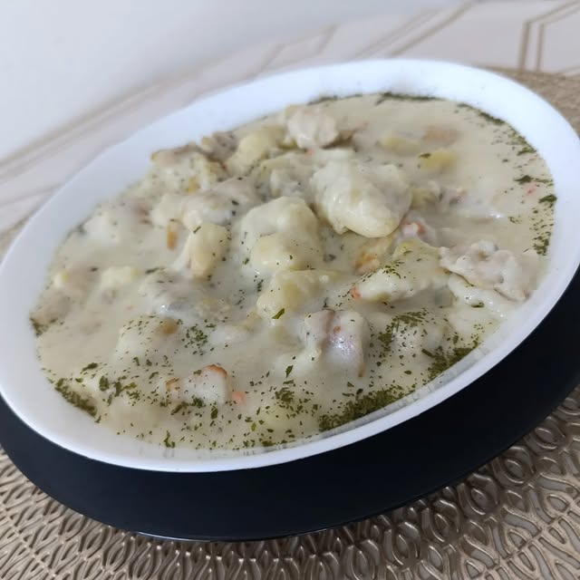 Domaći njoke sa dinstanom piletinom